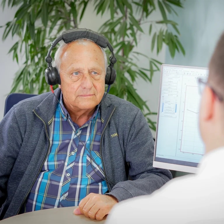 Älterer Herr beim Hörtest