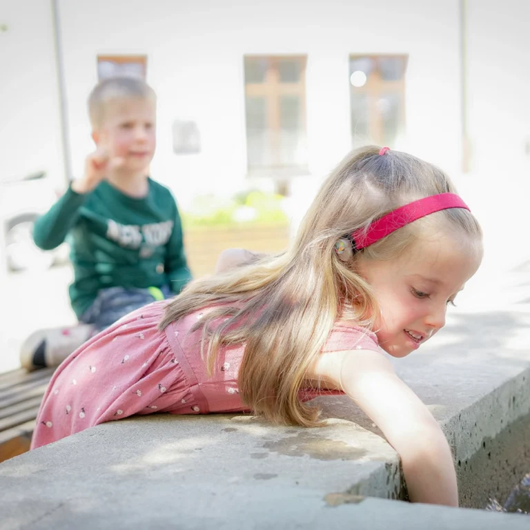 Bild von Kindern mit Hörgeräten