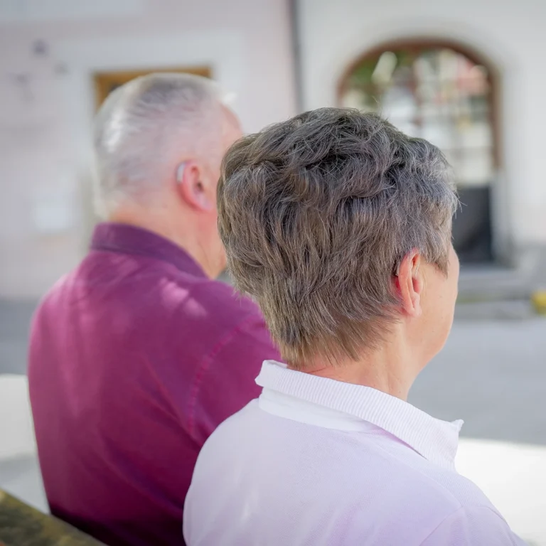 Ältere Menschen mit Hörgeräten