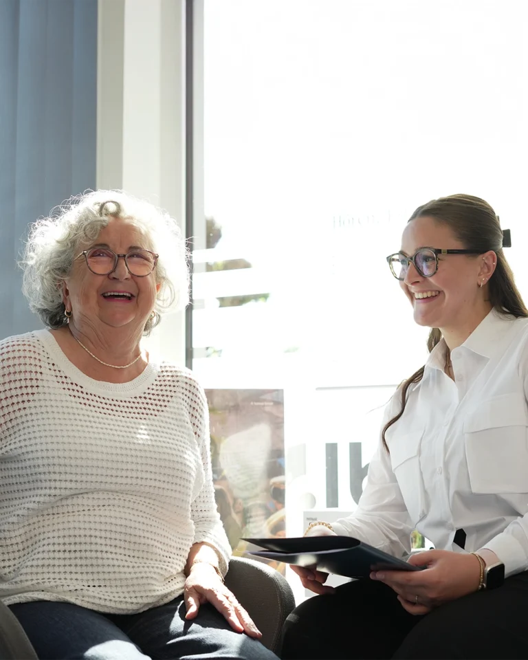 Ältere Dame beim Beratungsgespräch