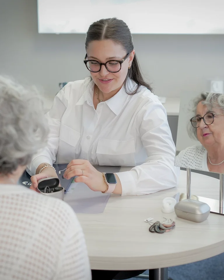 Ältere Dame beim Beratungsgespräch